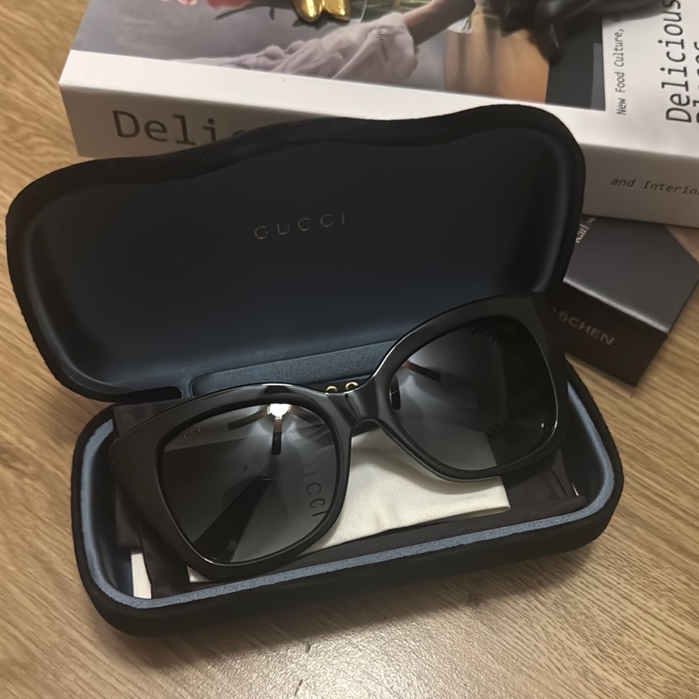 Gucci Black Sunglasses Classic Design with Protective Case